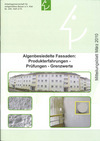 Algenbesiedelte Fassade